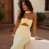 Maxi halter obleka z rožnatim corsageom
