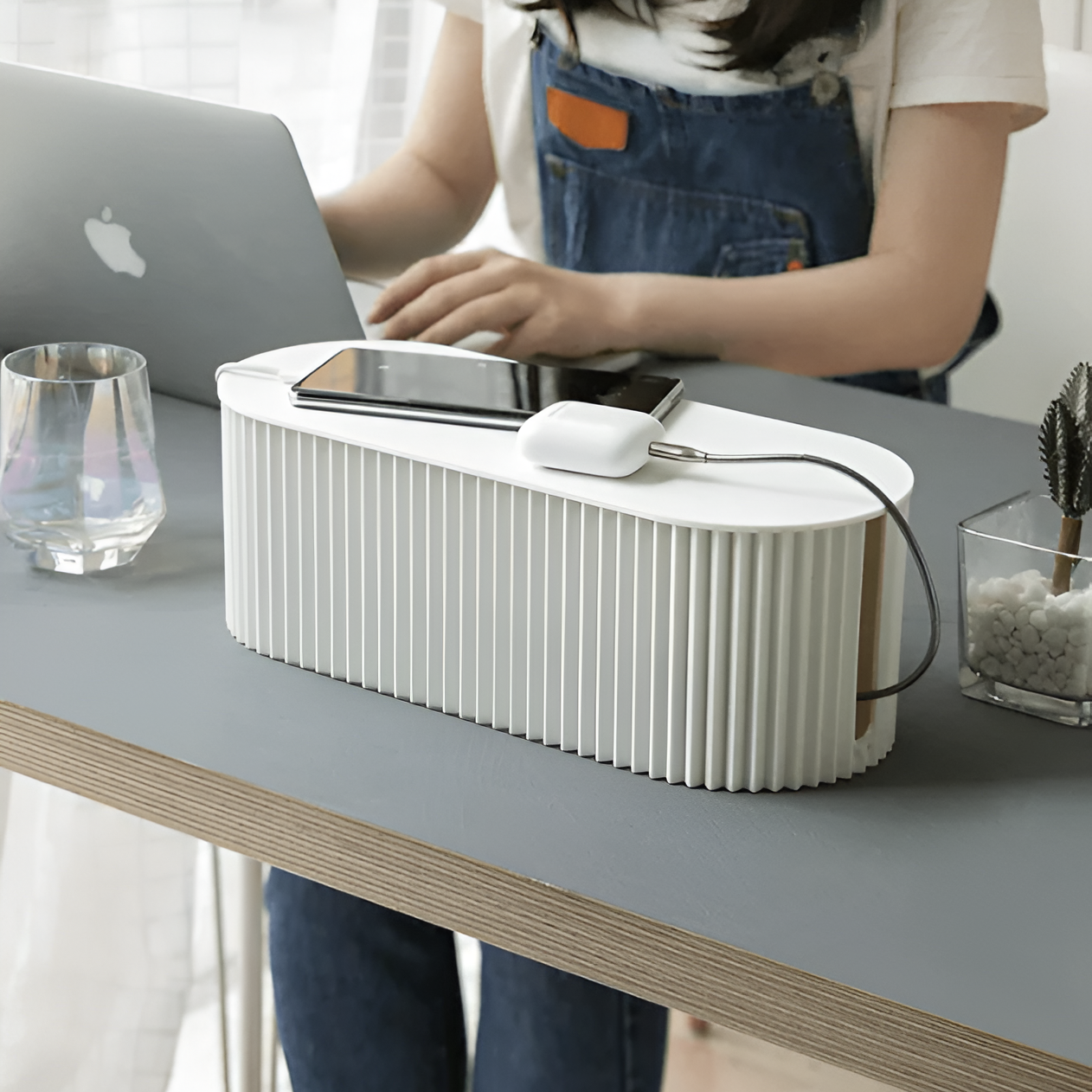 Elegantna minimalistična škatla za kable v očarljivem makaron oblikovanju