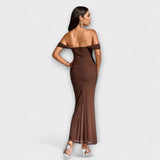 Ione - Bodycon obleka z odprtimi rameni in nabranimi detajli