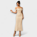 Ione - Bodycon obleka z odprtimi rameni in nabranimi detajli