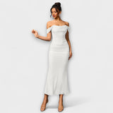 Ione - Bodycon obleka z odprtimi rameni in nabranimi detajli