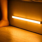 LED nočna lučka z senzorjem gibanja - Pametna, energetsko varčna osvetlitev, na baterije ali USB
