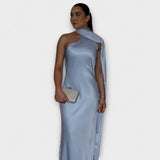 Elegantna Maxi obleka z odprtimi rameni in zavezanjem za vrat