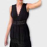 Aurélie - Elegantna čipkasta obleka z V-izrezom