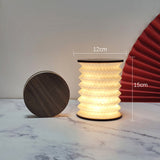 Elegantna namizna svetilka ClassicBeacon z plemenitim dizajnom svetilke