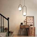 Eleganten nordijski viseči lampa z zlatim telesom in steklenim senčilom, višinsko nastavljiv za plemenito vzdušje
