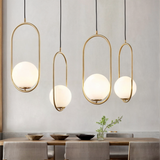 Eleganten nordijski viseči lampa z zlatim telesom in steklenim senčilom, višinsko nastavljiv za plemenito vzdušje