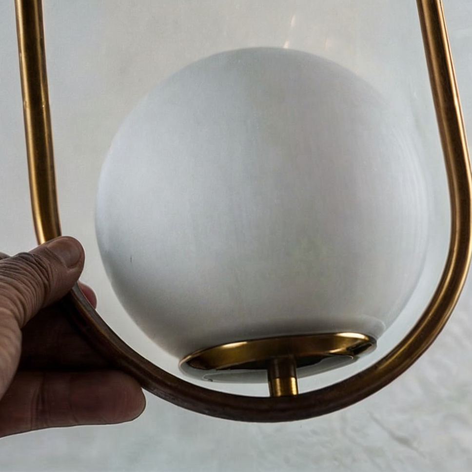 Eleganten nordijski viseči lampa z zlatim telesom in steklenim senčilom, višinsko nastavljiv za plemenito vzdušje