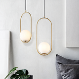 Eleganten nordijski viseči lampa z zlatim telesom in steklenim senčilom, višinsko nastavljiv za plemenito vzdušje