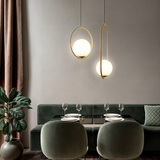 Eleganten nordijski viseči lampa z zlatim telesom in steklenim senčilom, višinsko nastavljiv za plemenito vzdušje